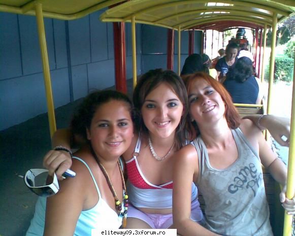 poze q noi - aici pun o poza q me j q mis amigas - cafenea